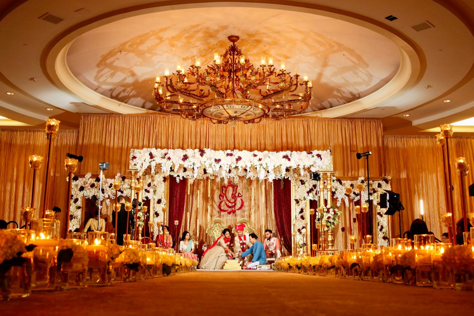 Sală de evenimente: decor elegant cu lumină caldă